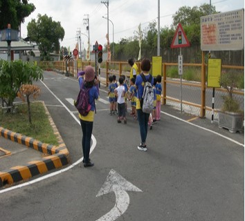 向日葵幼稚園交通安全週戶外教學